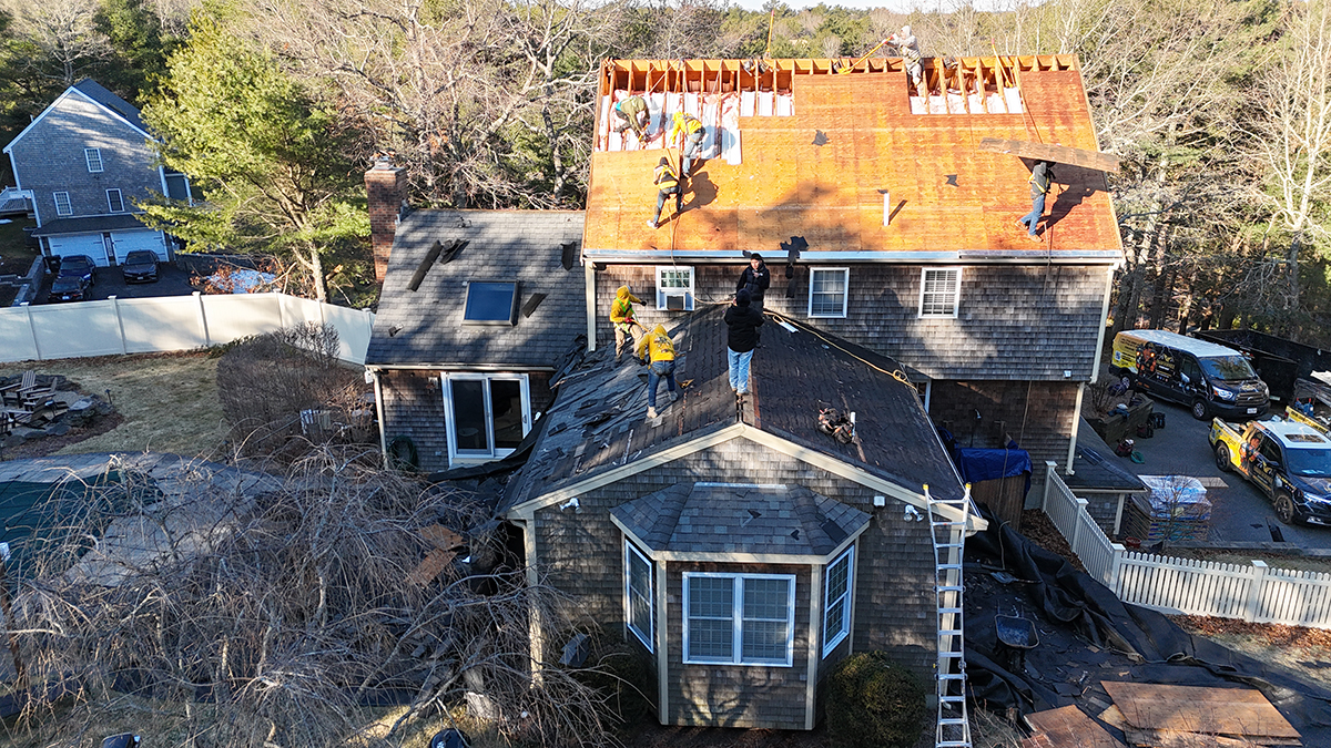 Loja Service crew installing a complete residential roof replacement